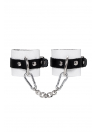 Бело-черные кожаные наручники с одним ремешком с люверсами - Pecado - купить с доставкой в Нижнем Тагиле