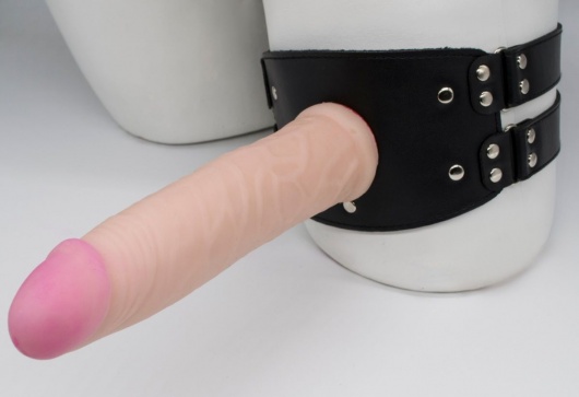 Черный узкий пояс на бедро с телесной насадкой - LOVETOY (А-Полимер) - купить с доставкой в Нижнем Тагиле