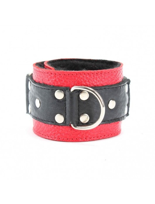 Красно-чёрные кожаные наручники с меховым подкладом - БДСМ Арсенал - купить с доставкой в Нижнем Тагиле